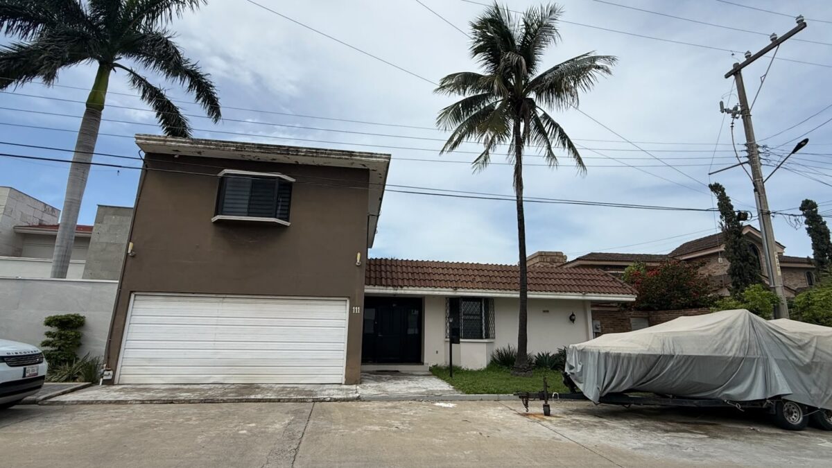 Residencia con alberca en Petrolera Chairel