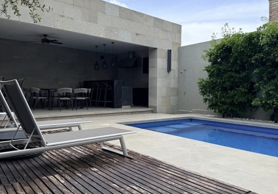 Residencia con alberca en Petrolera Chairel