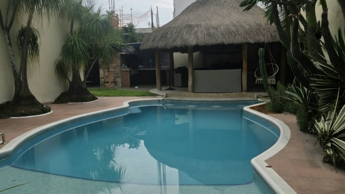 Casa con alberca y palapa en Colonia Petrolera